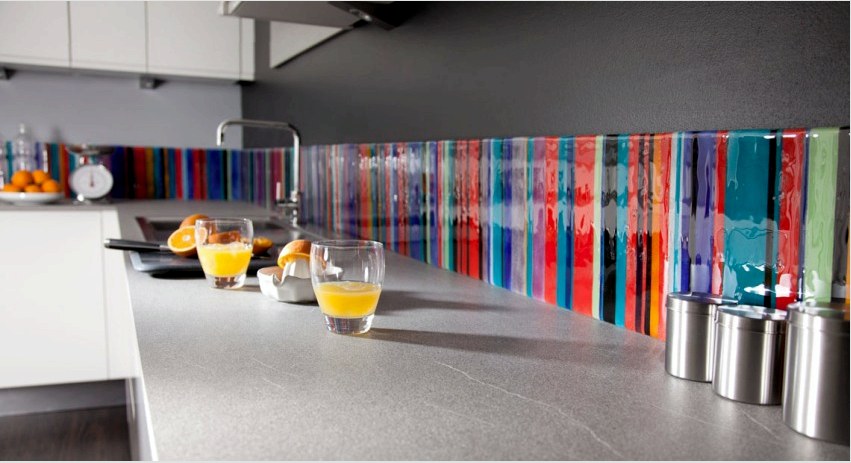 Üvegből készült konyhai kötény: hogyan válasszuk ki és telepítsük a panelt