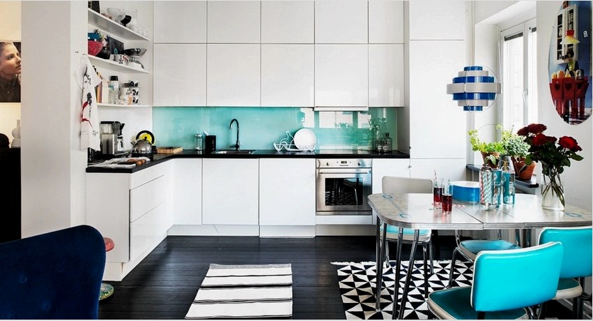 A színes, fényes üveg felfrissíti a fehér konyha belsejét