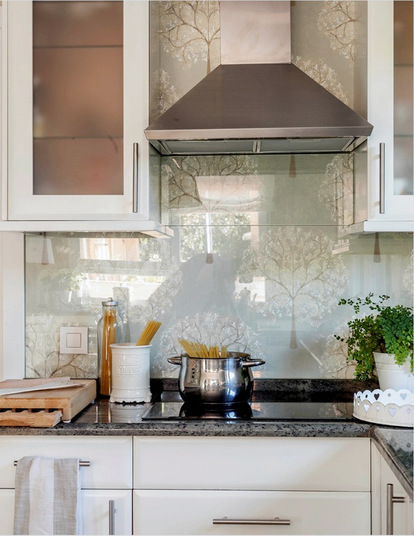 Átlátszó üvegtábla, zavarhatatlan formatervezésű, modern konyhában
