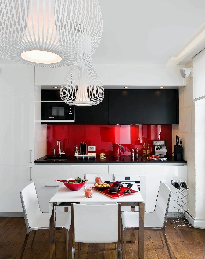 Az elegáns piros panel szokatlan kontraszthatást képes létrehozni, ha megfelelően kombinálják a fehér és fekete konyhabútorokkal