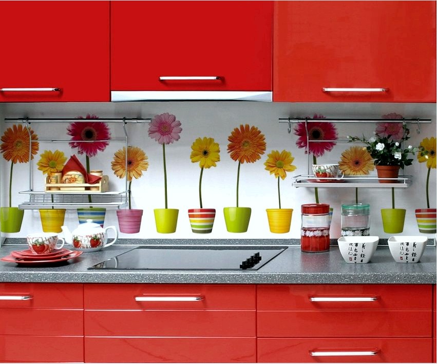 A tartós üvegpanelek valódi dekorációvá válnak minden konyhában