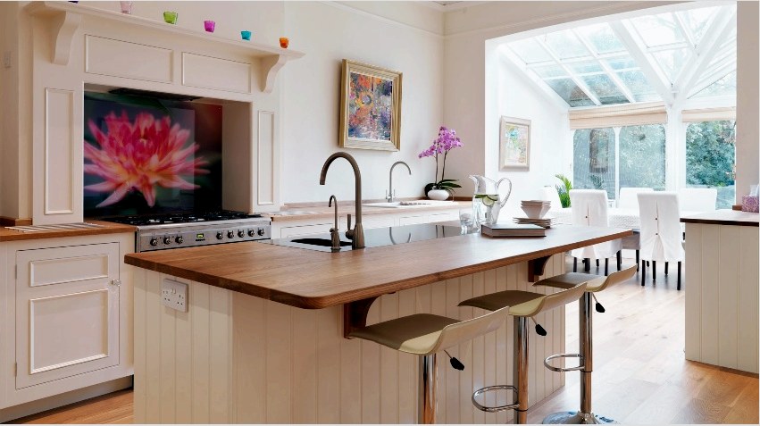 A konyhába borított üveg kötény beszerelésével a tipikus konyha kifinomultabbá és eredetibbé válik