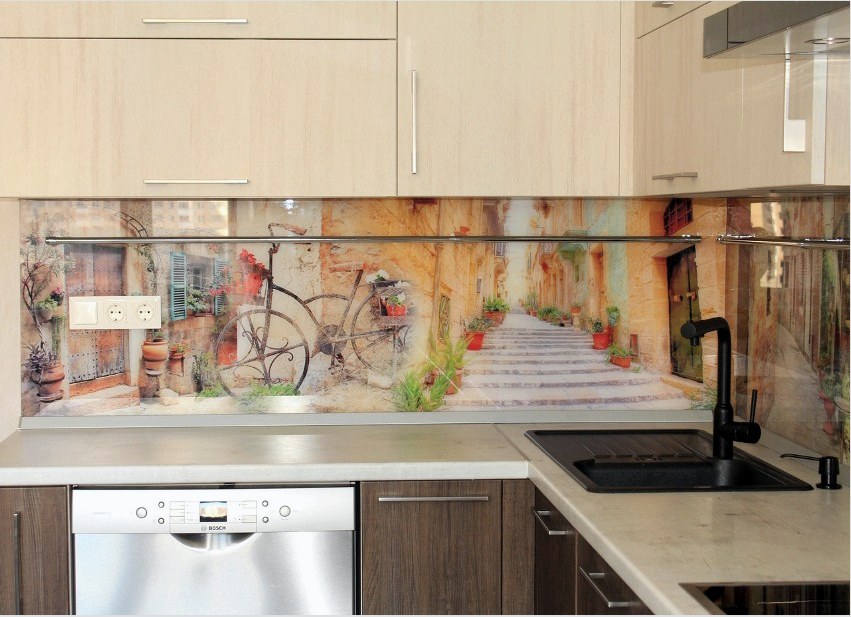 A városi tájak üvegtáblájára készített fotónyomtatás a konyhák sokféle stílusa számára nyerő lehetőség