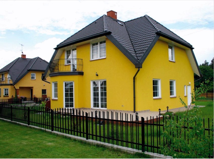 A ház homlokzata sárga