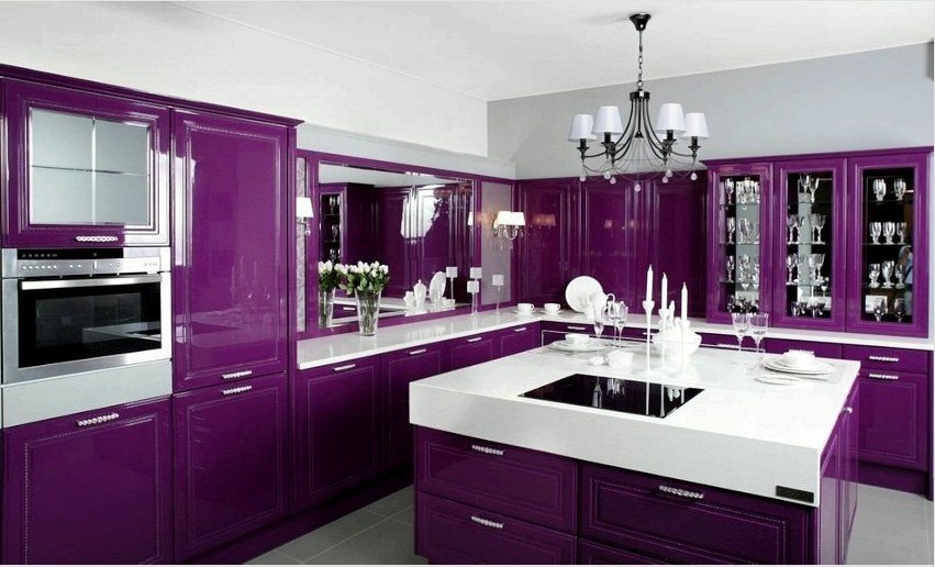 A lila színárnyalatok elsöprő hatással vannak az étvágyra, így az ezekkel a színekkel díszített konyha segít megbirkózni a túlsúlyossággal.