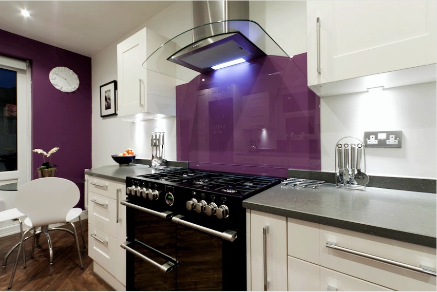 A lila konyhában ki kell választania azokat a bútorokat, amelyeket szigorú formák és tiszta arányok jellemeznek