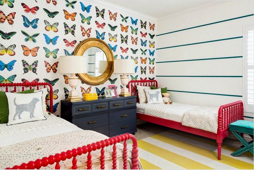 A gyermekek hálószobájának falait kétféle tapéta díszíti