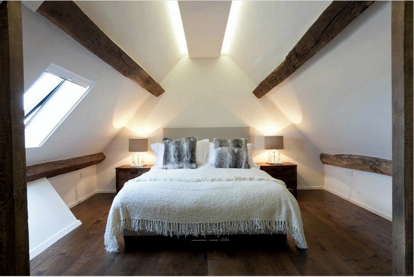 A hálószobában lévő szárnyaló mennyezet elősegíti a pihenéshez és az egészséges alváshoz szükséges légkör megteremtését.