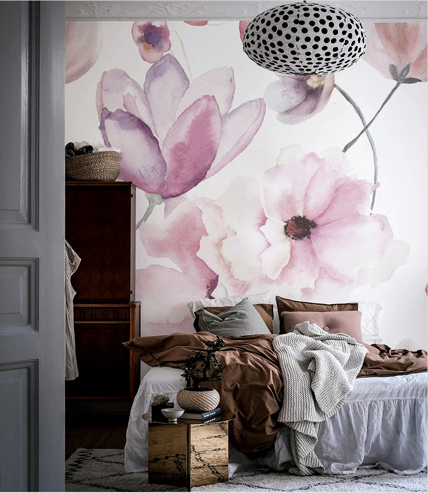 A falon lévő virágok képei romantikával és megnyugtatással töltik el a hálószobát