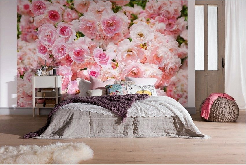 A hálószoba belsejében jobb világos színek, például bézs vagy rózsaszín színek használata.