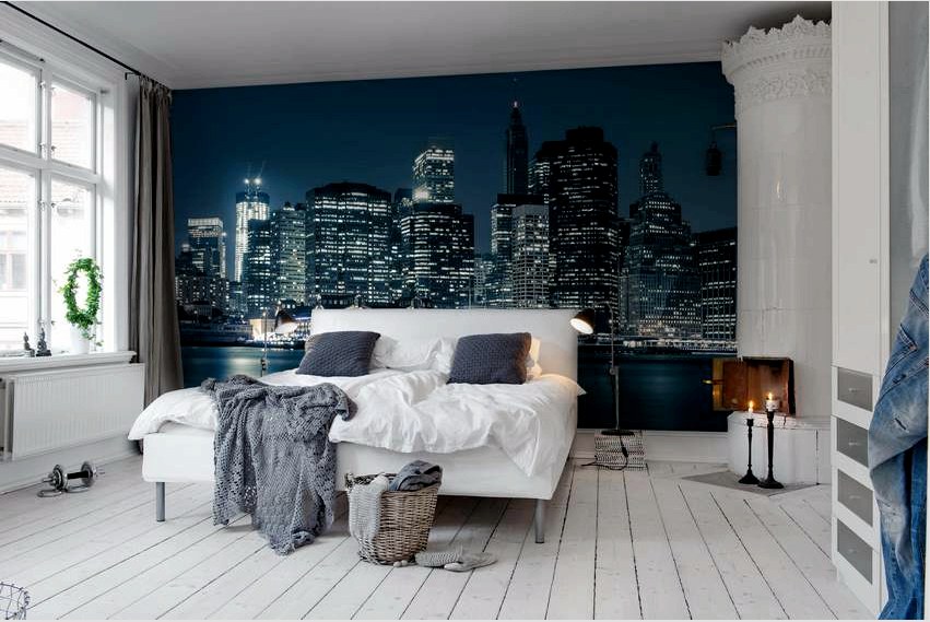 A hálószoba elegánsnak és modernnek tűnik, az éjszakai városra néző háttérképként