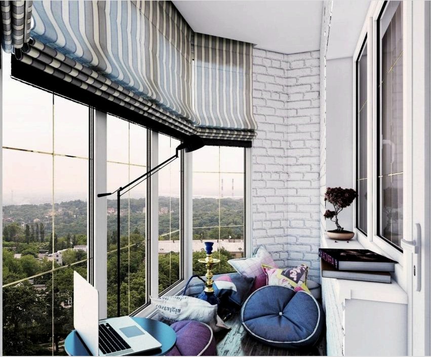 Jobb, ha a francia erkély panorámás ablakait bizonyos stílusú függönyökkel díszítik