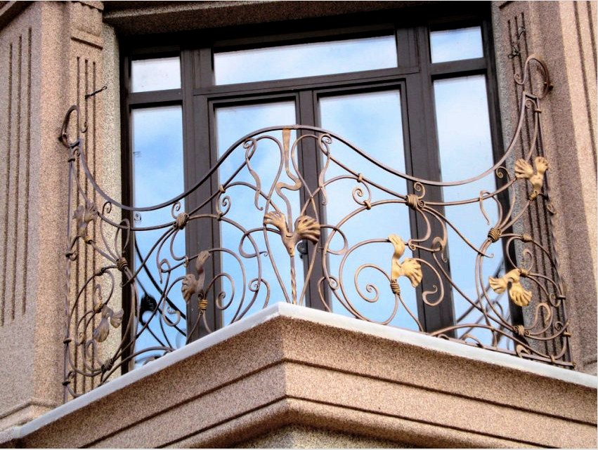 Az erkélyek kerítéséhez gyakran használnak művészeti kovácsolást virágmintákkal és fürtökkel