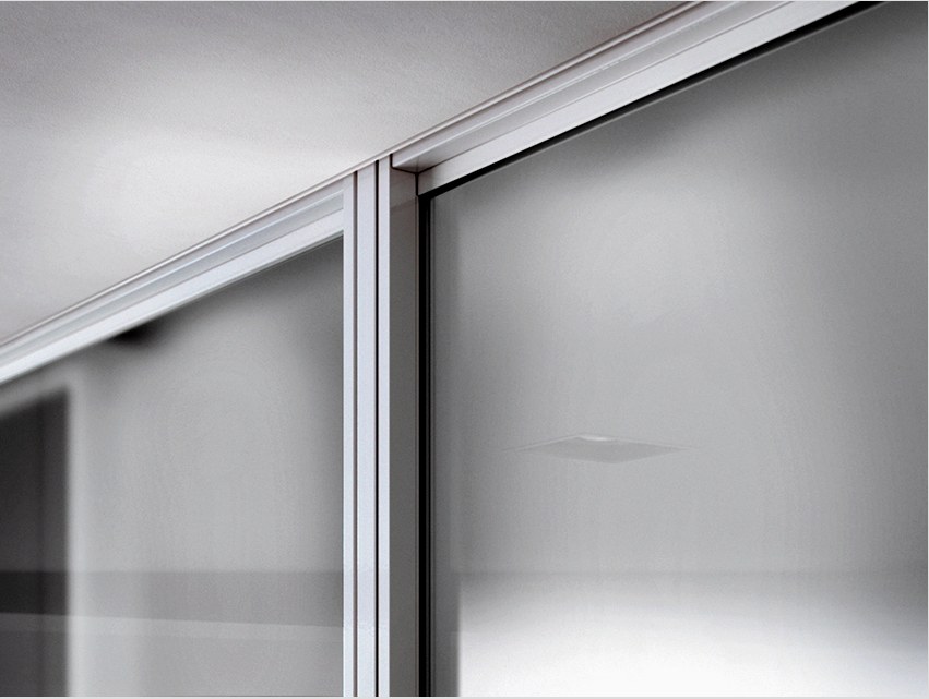 A tolószekrények ajtóinak profiljai alumíniumból vagy acélból készülnek