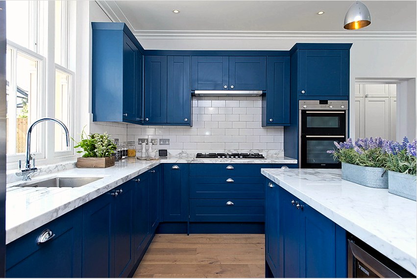 A konyha színét a szoba méretei és az általános koncepció figyelembe vételével választják meg