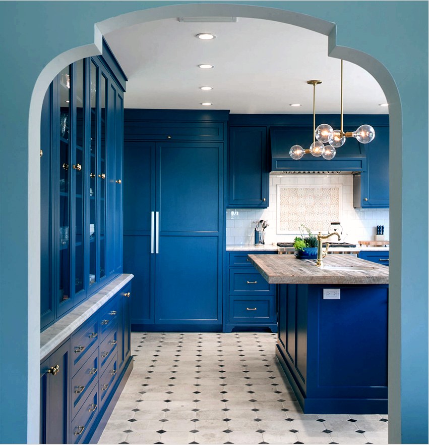 Nagyon lenyűgöző a konyha, amelyben a fülhallgató színe ellentétben áll a padlóval és a mennyezettel
