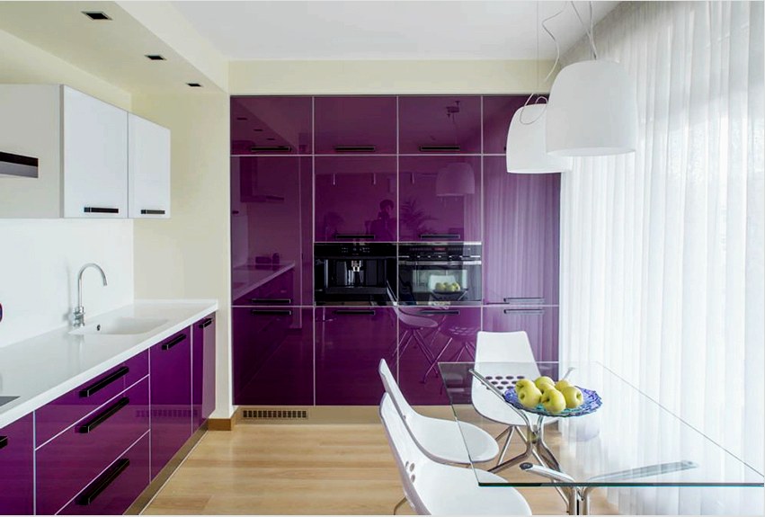 A konyhák lila árnyalatú homlokzatai vonzóak az aktív és vidám emberek számára
