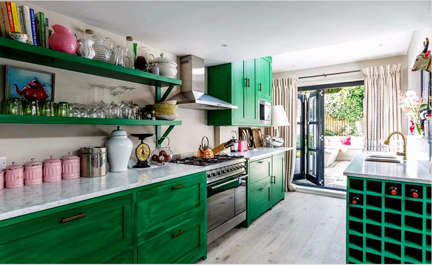 Fehér kivitelű konyhában minden zöld árnyalat fényes és látványos
