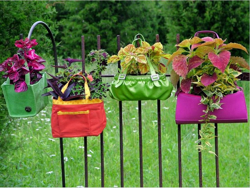 Mini virágágyások, élénk színű táskákban elrendezve
