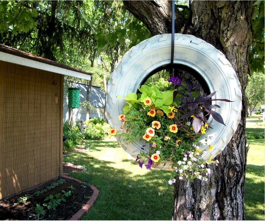 Az elhasználódott gumiabroncs egyedi dekorációs objektummá válhat, amely kertet díszít