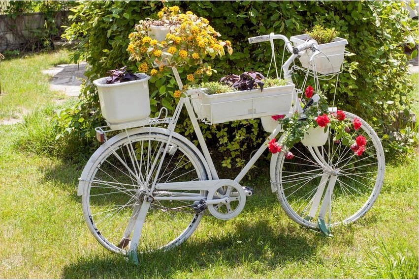 Régi kerékpár díszített konténerek virágokkal