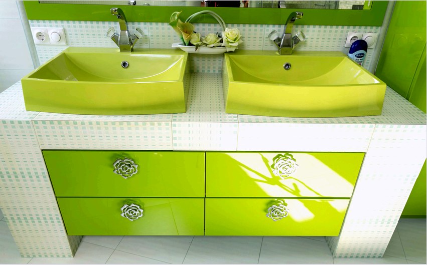 A fürdőszobai bútorok zöld színei aktiválják az emberi test öngyógyulását