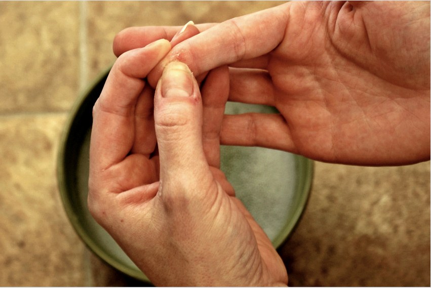 A cianoakrilát ragasztót kezéből vagy bőréből gyakorlatilag lehetetlen megtisztítani, öblíteni vagy megtisztítani