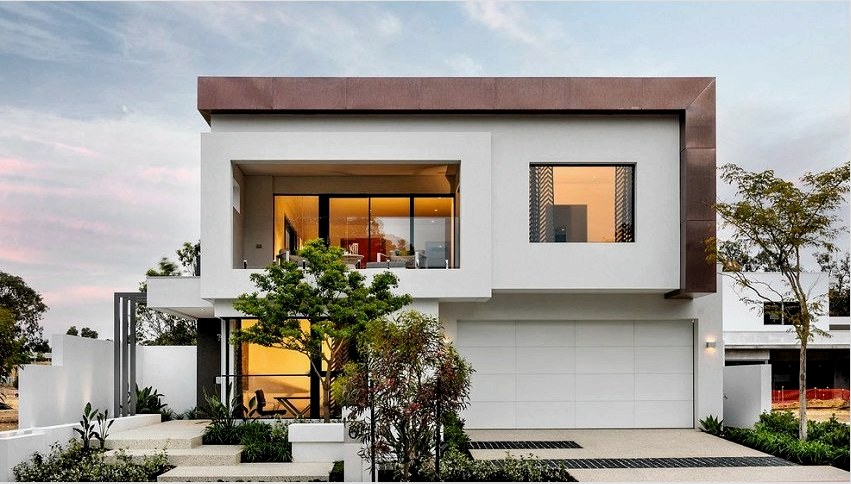 A modern moduláris ház homlokzatának díszítésében kontrasztos színeket használt