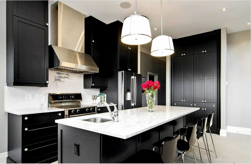 A fekete-fehér konyha ideális talaj a kísérletekhez, lehetővé téve a legszokatlanabb belső terek létrehozását