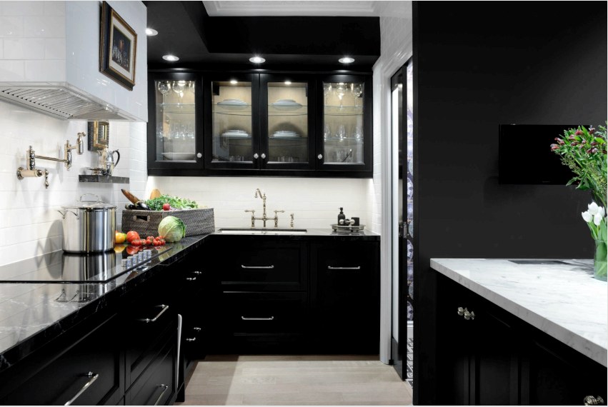 A fekete szín vizuálisan csökkenti a konyhai helyiséget.