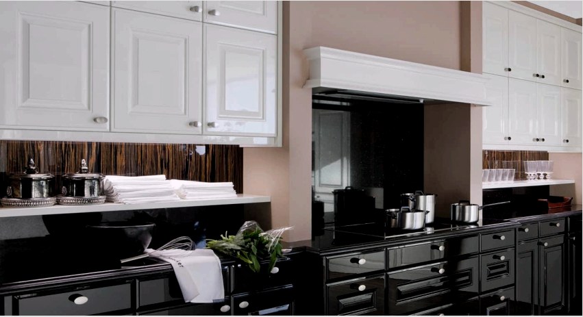A konyha, ahol a fülhallgató teteje fehér, az alja fekete, elegáns és formális megjelenésű