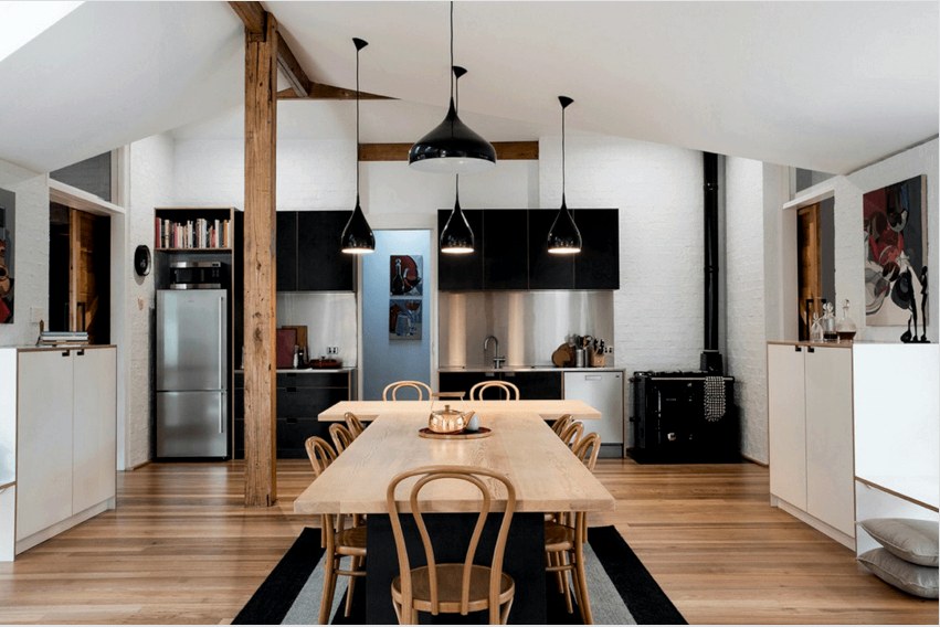 A fekete-fehér konyhában az egyedi részletek és a harmadik színű bútorok eredetinek tűnnek.