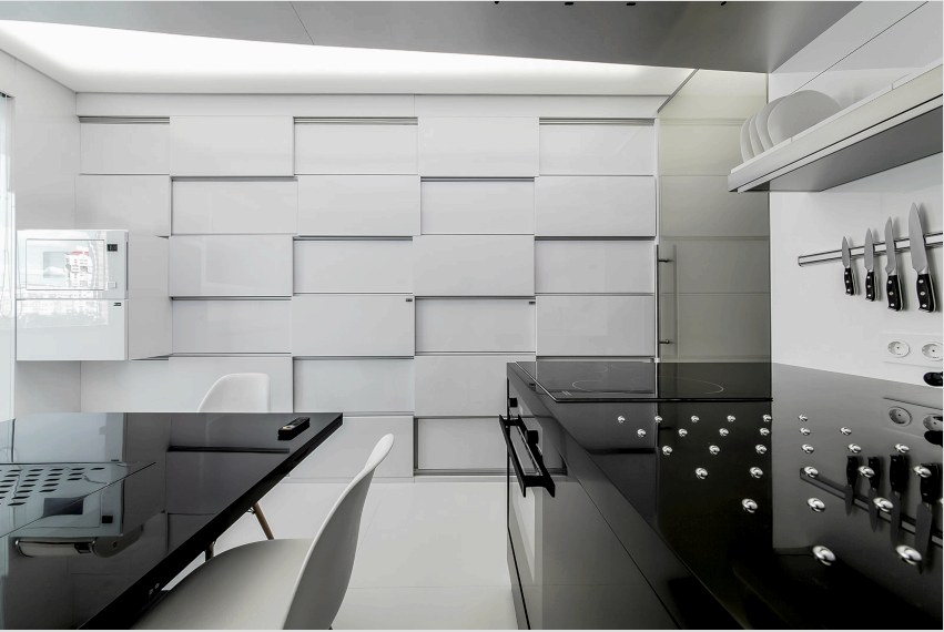 A kontrasztos színekkel díszített, stílusos belső terek listáján a fekete-fehér fényes konyha a tenyerét tartja