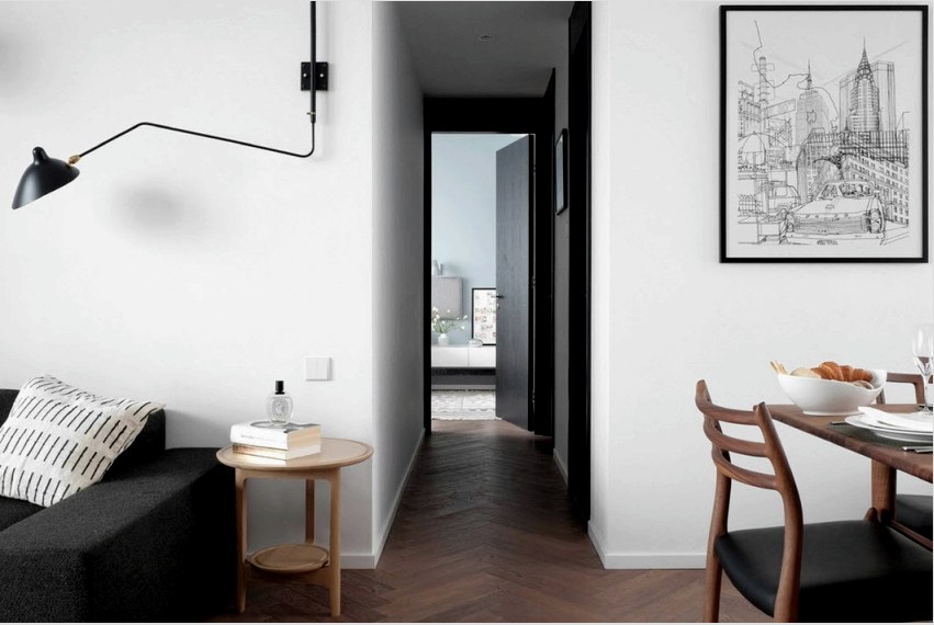 Ha a szoba belső részét fekete-fehérben választja, akkor figyeljen arra, hogy a formatervezésnek van valami közös az apartman vagy ház általános kialakításával