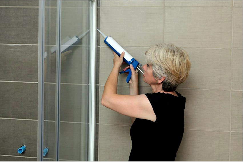 A tömítőanyagok lezárják a zuhanykabin és a fal közötti csatlakozásokat.