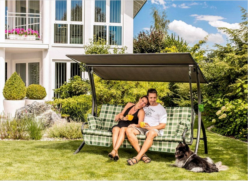 Fém lengő kanapé, napellenzővel, beépítve egy magánház udvarára