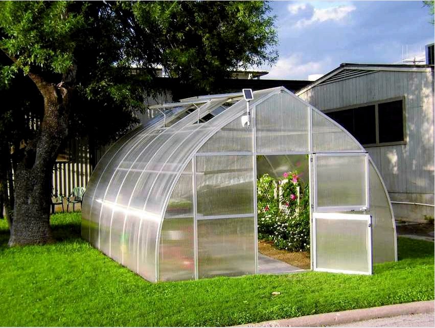 Az üvegházak és üvegházak tervei lehetnek talaj feletti vagy mélyek, alapokkal vagy anélkül