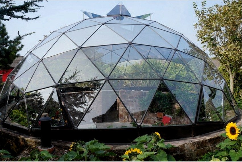A kupolás üvegházak maximális megvilágítással rendelkeznek, és személyes parcellájuk egyedi dekorációjává válhatnak