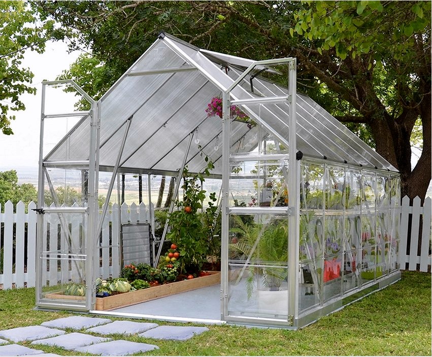 Az üvegház kialakítása könnyű profilból bármilyen formában összeállítható: gerendával vagy gerendás tetővel