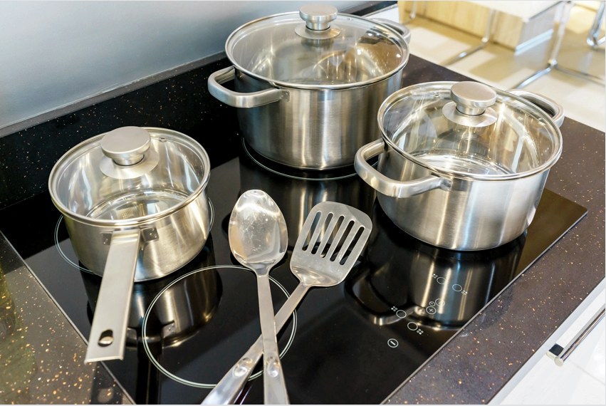 Az indukciós főzőlaphoz speciális főzőedényeket kell használni, ferromágneses anyagból készült fenékkel