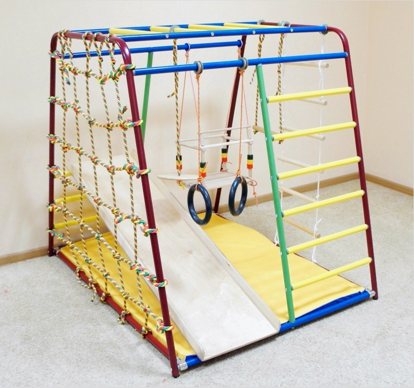 A fém vertikális gyermek sportkomplexumot 3 év alatti kisgyermekek számára tervezték, és nem igényel rögzítést a falhoz és a padlóhoz