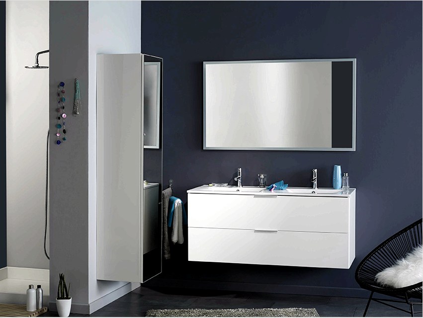 A tükrözött ajtókkal ellátott fali szekrény a fürdőszoba funkcionális elemévé válik