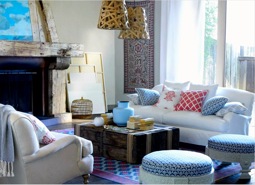 A Provence-stílusú szekrények és kanapék jól kombinálódnak a mennyezet, a falak és a kandalló fagerendáival.
