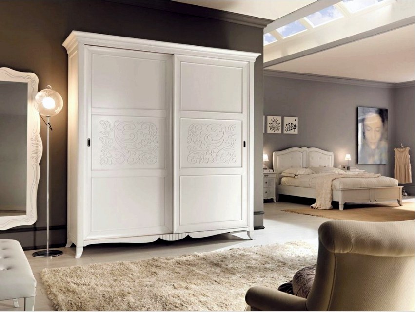 A fehér csúszó szekrény tökéletesen illeszkedik a Provence-i stílusú belső kialakításhoz