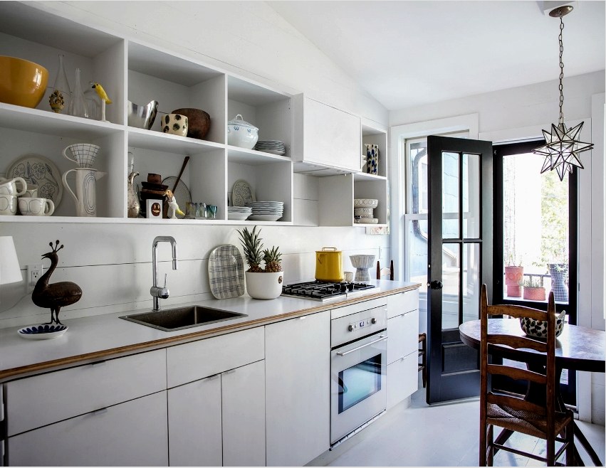 A nyitott szekrények gyors és egyszerű hozzáférést biztosítanak a konyhai eszközökhöz.