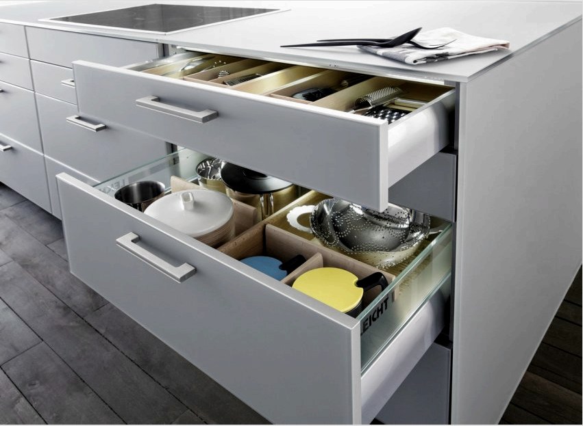 Nagyon kényelmes különféle konyhai eszközöket az alsó szekrények tágas kihúzható polcaira tárolni