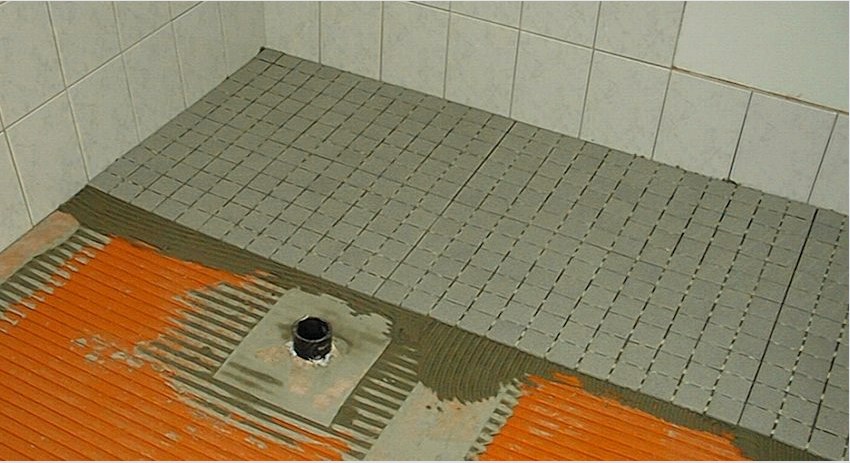 A fürdőszoba padlójának vízszigetelésére szolgáló eszköz