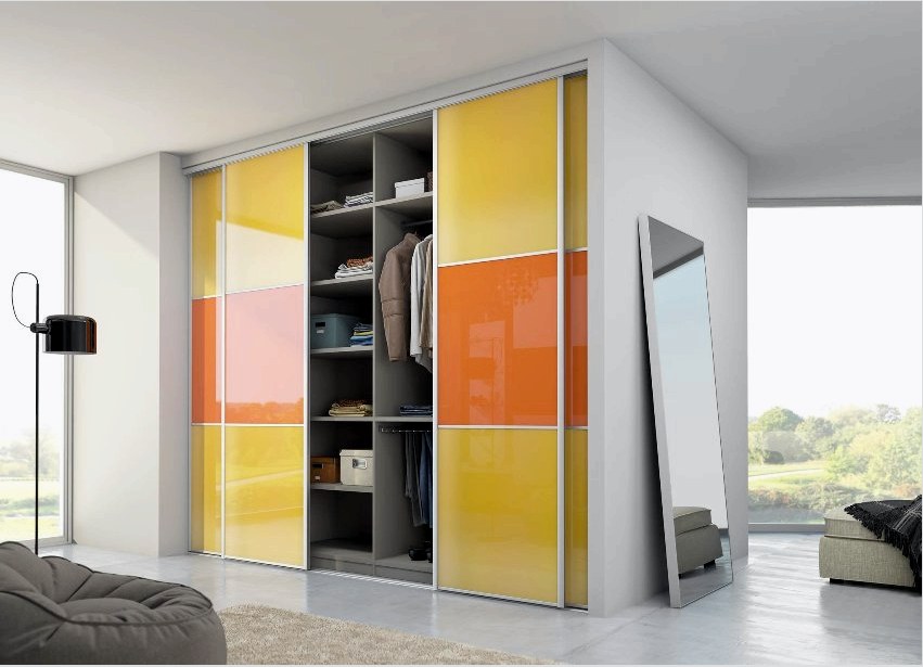 A csúszó szekrény megfelelő kitöltése garantálja a szoba nagy kapacitását és kényelmét