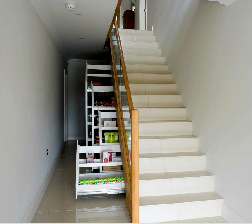 Ha a lépcső elég széles, akkor jobb felszerelni egy fiókos mintázatú szekrényt