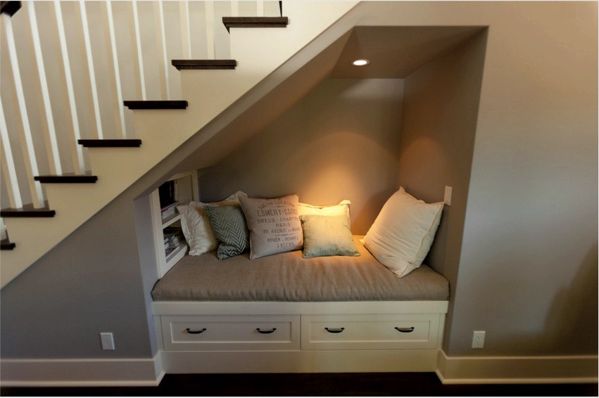 A lépcső alatt a szekrény helyett felszerelhet további bútorokat, egy asztalot, egy ágyat, egy TV-t